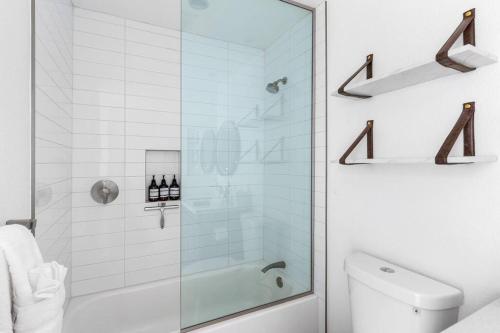 Palm Springs Luxury Pool Hot Tub & Downtown Access - image 4