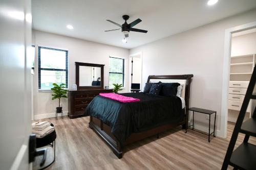 Luxury Queen Suite for 2 Downtown Bartow Near Lakeland Luggage Storage