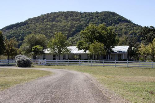 Unique Family Getaway on an Impressive Ranch near Medina in Texas Hill Country in Tarpley (TX)