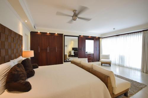 Beachfront Paradise Private Penthouse for Two in St Matthias