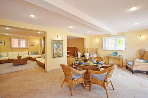 Instalaciones, 3 Min Walk to Beach - Blessed Manor 5 Bed House in Marine Gardens