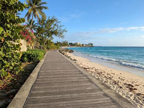 playa, 3 Min Walk to Beach - Blessed Manor 5 Bed House in Marine Gardens