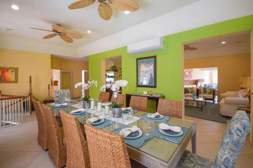 Instalaciones, 3 Min Walk to Beach - Blessed Manor 6 Bed House in Marine Gardens