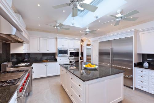 Kitchen, Glamorous Beachfront Estate - Leamington Pavilion in Little Battaleys