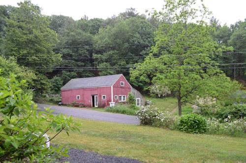 Cozy Bed and Breakfast Lodging near the Quabbin Reservoir, Massachusetts in Barre (MA)