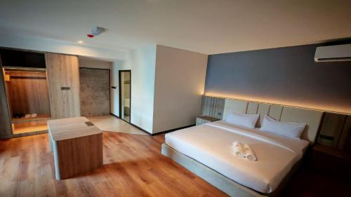 DBC Hotel Room Type - Premium King
