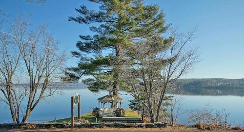 Delightful Lake House Rental near Gilford, New Hampshire in Sanbornton (NH)