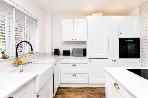 Open Mind Property - Hot Tub Retreat Sleeps 9 in Redhill
