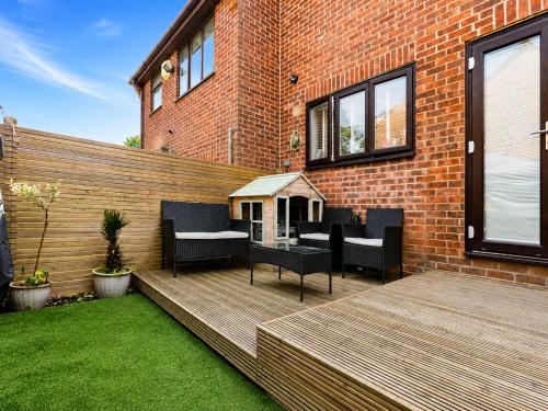 Open Mind Property - Hot Tub Retreat Sleeps 9 in Redhill