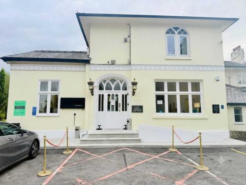 Wrexham Llyndir Hotel by Belvilla Hotel de charme Farndon Mediumwave Transmitter