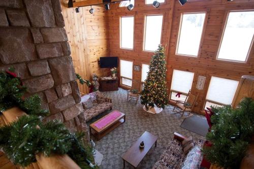Extraordinary Cabin Rental Ideal for Large Groups in the Southern Poconos, Pennsylvania in Palmerton