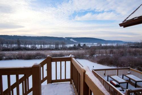 Extraordinary Cabin Rental Ideal for Large Groups in the Southern Poconos, Pennsylvania in Palmerton