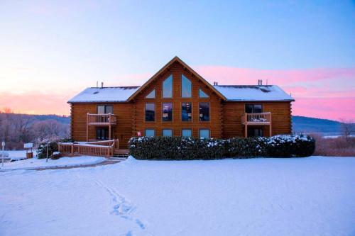 Extraordinary Cabin Rental Ideal for Large Groups in the Southern Poconos, Pennsylvania in Palmerton