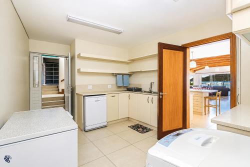 Sandbaai Villa Langebaan 7-sleeper - image 3