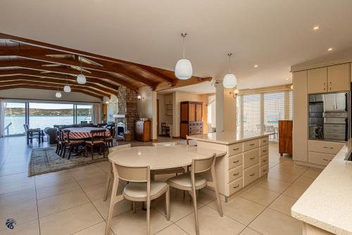 Sandbaai Villa Langebaan 7-sleeper - image 4
