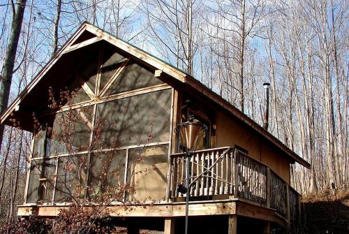 Tented Cabin Rental Along Brushy Mountains in Moravian Falls, North Carolina in 威尔克斯伯勒(NC)