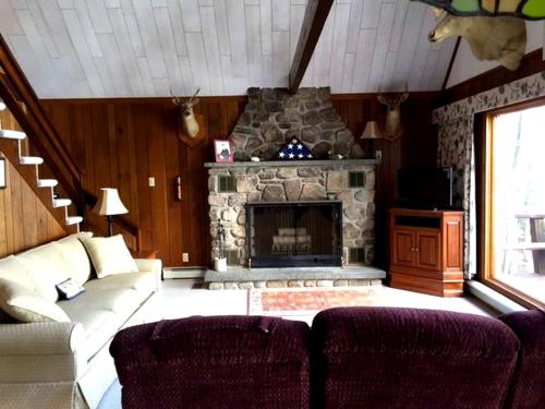 Rustic Waterfront Getaway on Lake Wallenpaupack near Delaware River in Pennsylvania in Lakeville (PA)