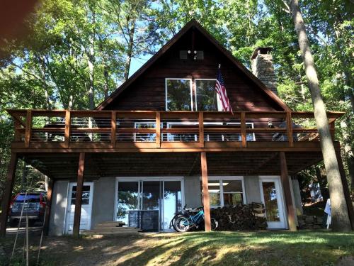 Rustic Waterfront Getaway on Lake Wallenpaupack near Delaware River in Pennsylvania in Lakeville (PA)