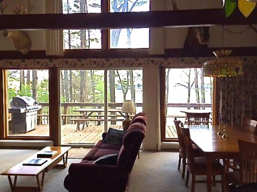 Rustic Waterfront Getaway on Lake Wallenpaupack near Delaware River in Pennsylvania in Lakeville (PA)
