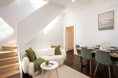 Gostinjska soba, Charming 3BR House - Walk to Fish Market & Shops - Free Street Parking in Glebe