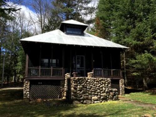 Lovely Waterfront Cottage on the Shores of Big Moose Lake, New York in Big Moose (NY)
