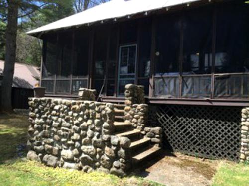 Lovely Waterfront Cottage on the Shores of Big Moose Lake, New York in Big Moose (NY)