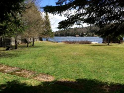 Lovely Waterfront Cottage on the Shores of Big Moose Lake, New York in Big Moose (NY)
