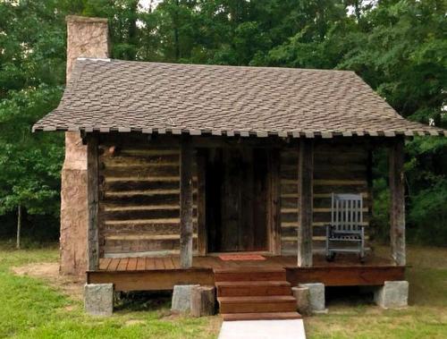 Romantic Log Cabin Getaway on a Farm near Texarkana, Arkansas