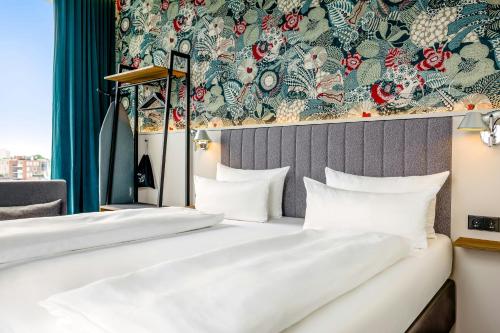 Motel One Amsterdam - image 2