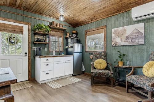 Cute Secluded Cabin Ideal for Nature Lovers in Texas in Tarpley (TX)