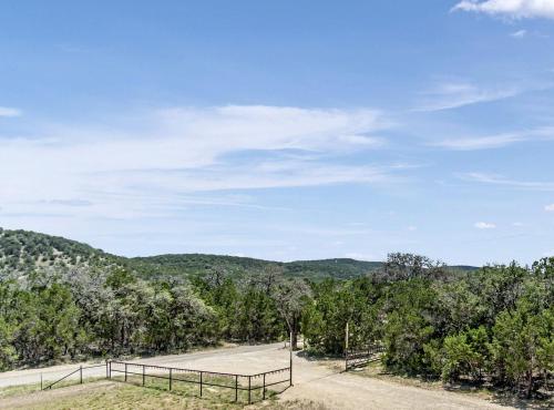 Cute Secluded Cabin Ideal for Nature Lovers in Texas in Tarpley (TX)