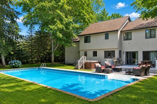 Úszómedence, Westhampton Beach Retreat - Pool, Hot Tub & Minutes to Main St in Westhampton Beach (NY)