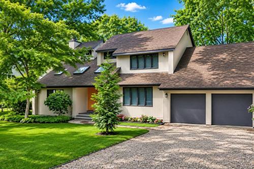 A szálláshely kívülről, Westhampton Beach Retreat - Pool, Hot Tub & Minutes to Main St in Westhampton Beach (NY)