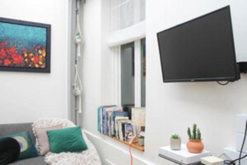 Charming T2 Batignolles with private courtyard - image 4