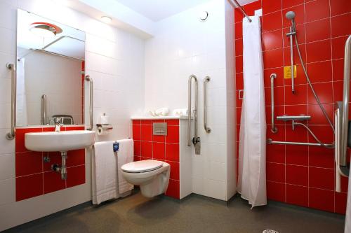 Travelodge Barcelona Fira - image 12