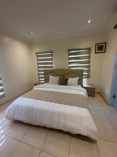 Max Solis 2 Bedroom Apartment Lekki Phase 1 - image 4