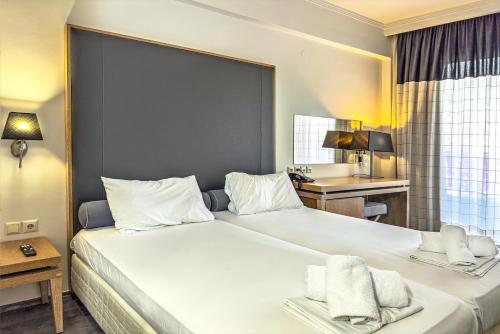 1 queen bed, 1 sofa bed