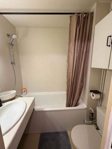Studio au cœur de Luchon avec parking, telecabine a 600m in Montauban-de-Luchon