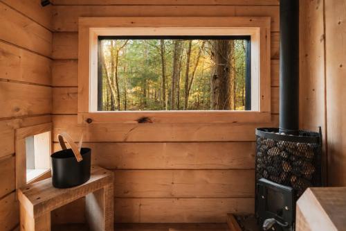 Creekside Modern Cabin Sauna Hot Tub Niksen Den in Kenoza Lake (NY)