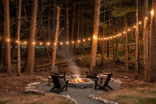 Creekside Modern Cabin Sauna Hot Tub Niksen Den in Kenoza Lake (NY)
