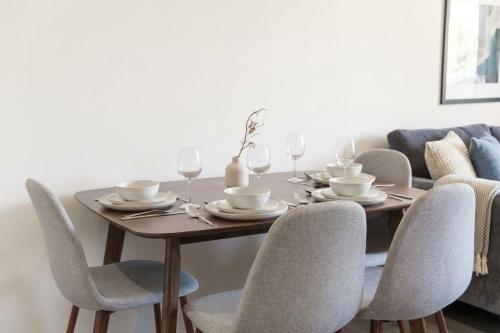 Spacious & Bright 2 Bed Apartment Manchester 3