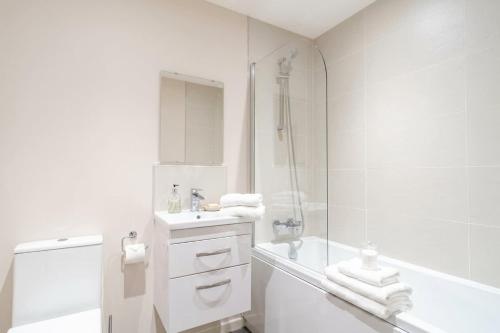 Spacious & Bright 2 Bed Apartment Manchester 5