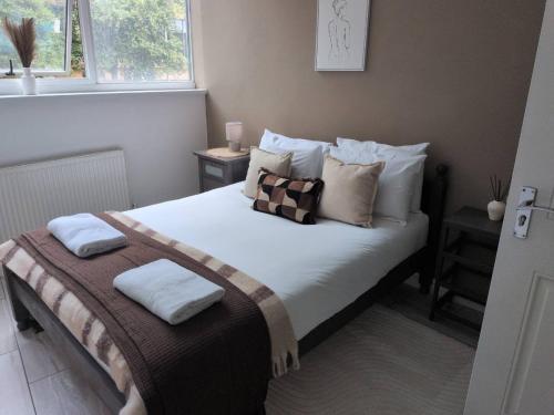 Spacious 3Bed Apt | Upper Parliament St Central