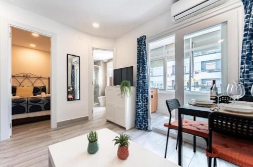 CG944 - Renovated Apartment with City Views, AC and Lift - Free Street Parking