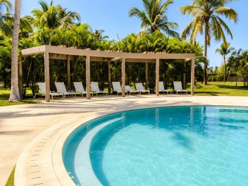 Family Luxury & Beach Club in La Isla, Acapulco