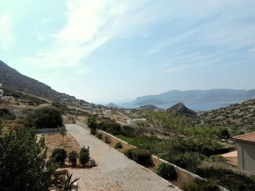 Skats, Cozy Ground floor apartment with garden and a View in Chamolia (Attiki)