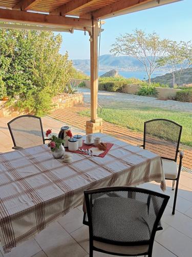Skats, Cozy Ground floor apartment with garden and a View in Chamolia (Attiki)
