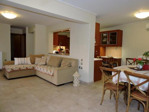 virtuve, Cozy Ground floor apartment with garden and a View in Chamolia (Attiki)