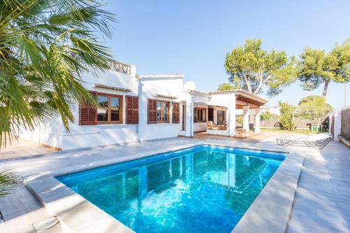 Chalet Falcó with Private Pool and Garden 2