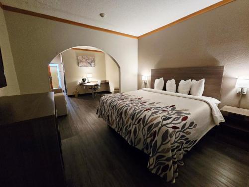 Red Roof Inn & Suites Hinesville in هينيسفيل